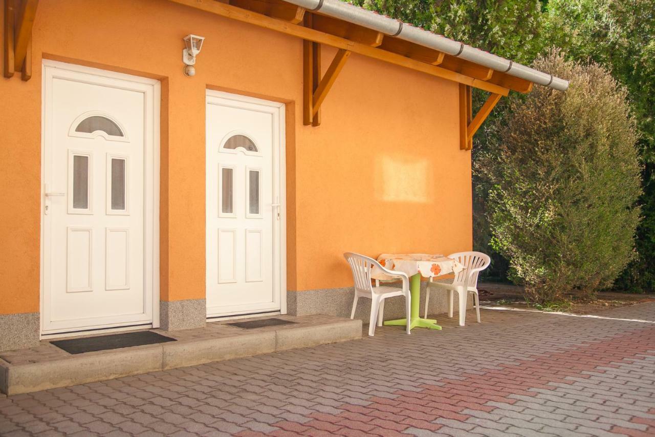 Bed and Breakfast Izabella Panzio Hajdúszoboszló Exterior foto