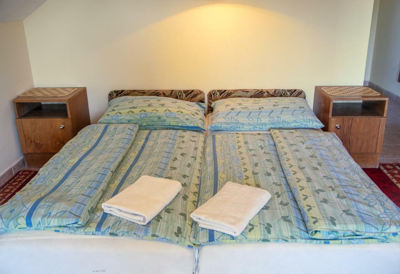 Bed and Breakfast Izabella Panzio Hajdúszoboszló Exterior foto